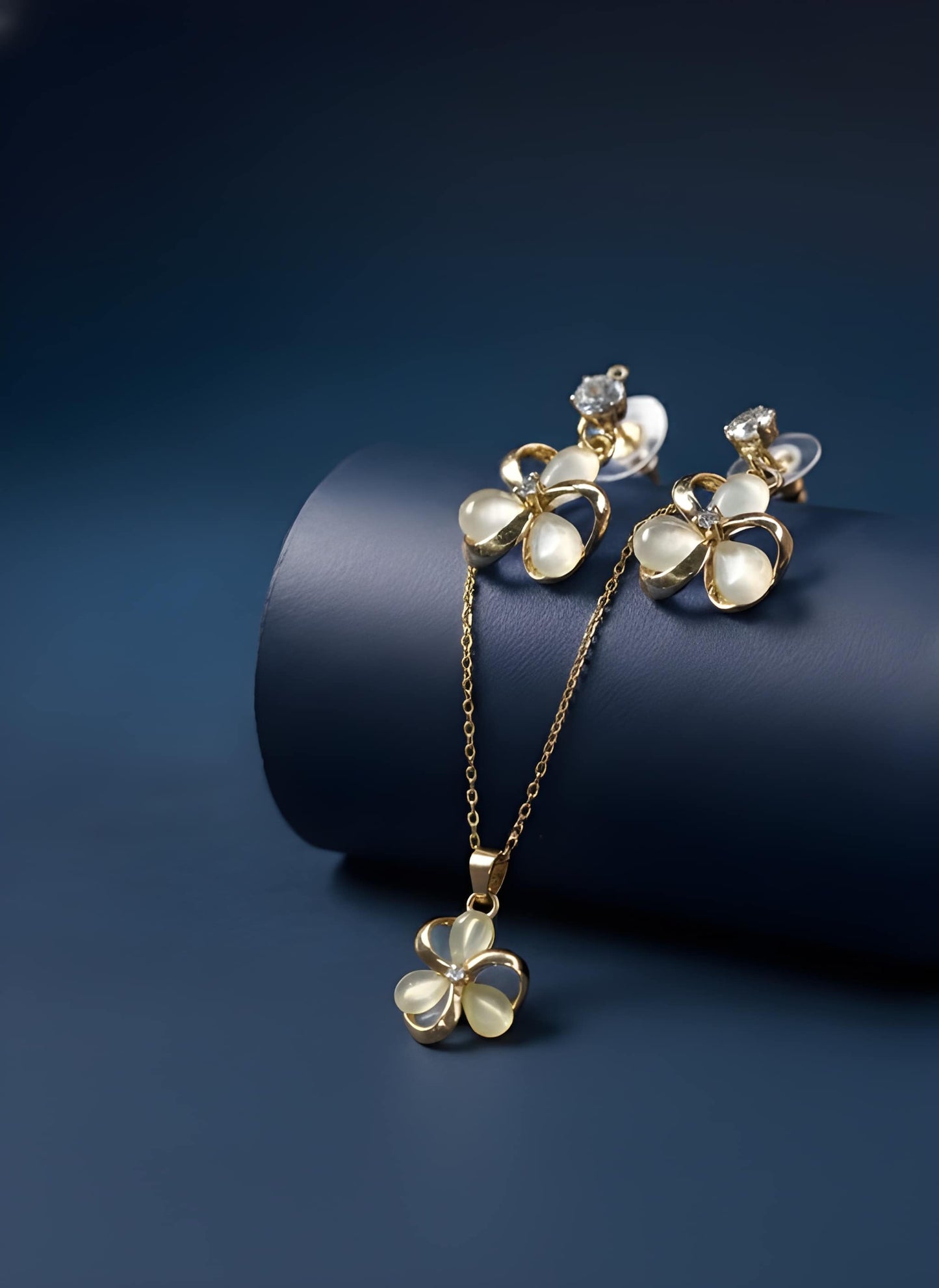 L’Ensemble Nacre Floral (Floral Mother-of-Pearl Ensemble)